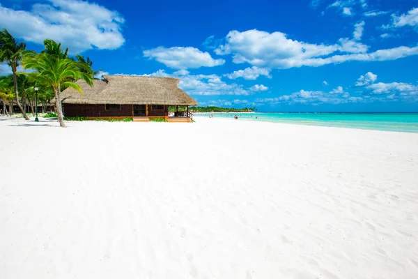 Spiaggia e mare tropicale — Foto Stock