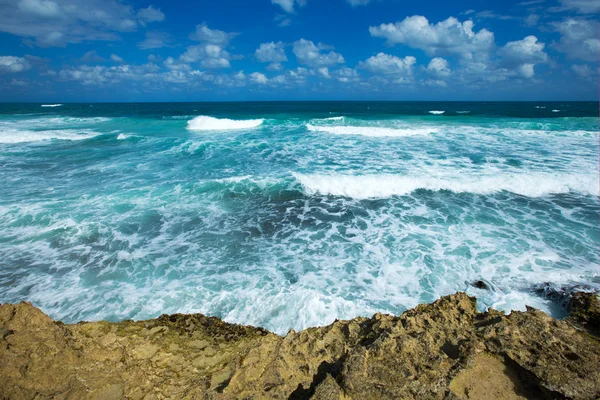 Plage et mer tropicale — Photo