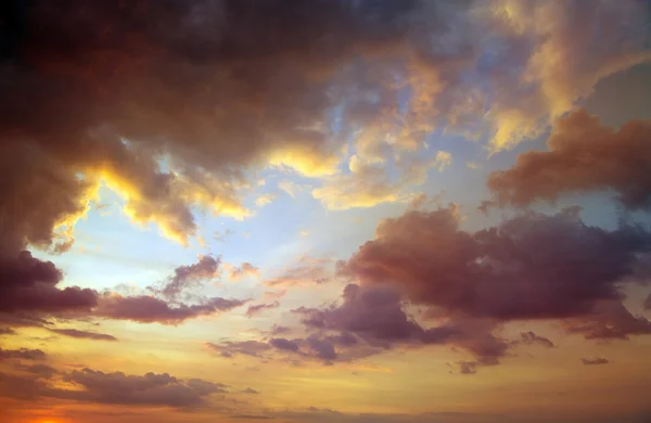 Himmel mit Wolken und Sonne — Stockfoto