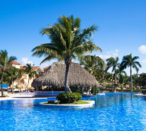 Hermosa piscina — Foto de Stock