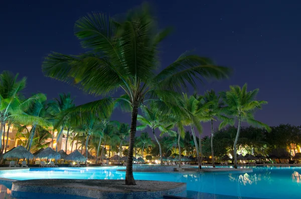 Piscina em iluminação noturna — Fotografia de Stock