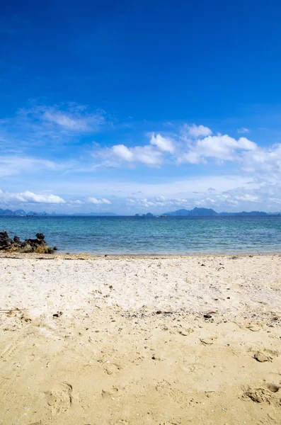 Spiaggia e mare tropicale — Foto Stock