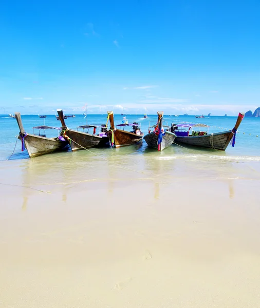 Тропический пляж и длиннохвостые лодки — стоковое фото