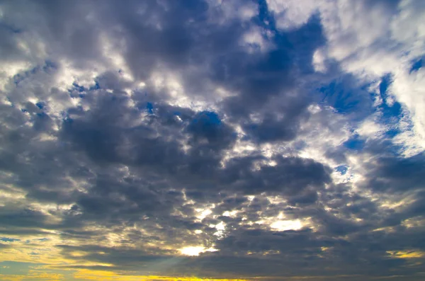 Céu com nuvens e sol — Fotografia de Stock