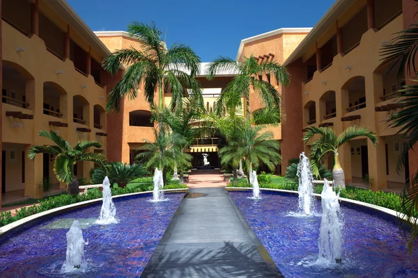 Fontaine dans le hall de l'hôtel — Photo