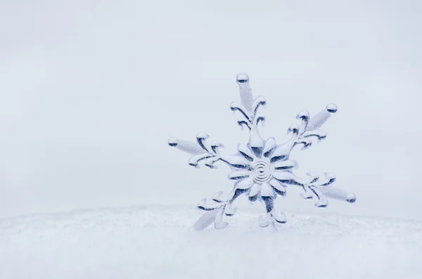 Snowflake in  white snow — Stock Photo, Image