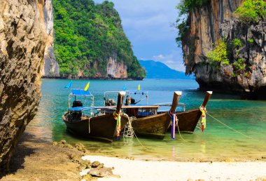 Tropikal plaj ve longtail tekneler