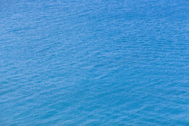 Güneş yansımaları ile su