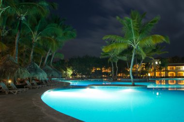 Gece aydınlığında yüzme havuzu