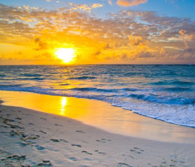 Denizin üzerinde güzel bir gün batımı