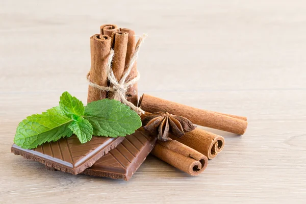 Menta com canela e chocolate — Fotografia de Stock