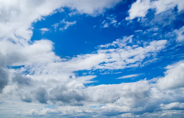 Blauwe lucht achtergrond — Stockfoto