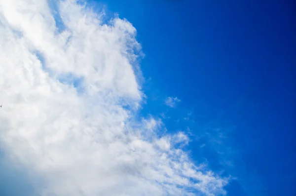 Blå himmel bakgrund — Stockfoto