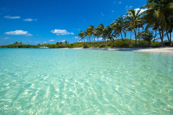 Praia e mar tropical — Fotografia de Stock