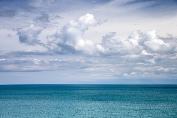 Strand und tropisches Meer — Stockfoto