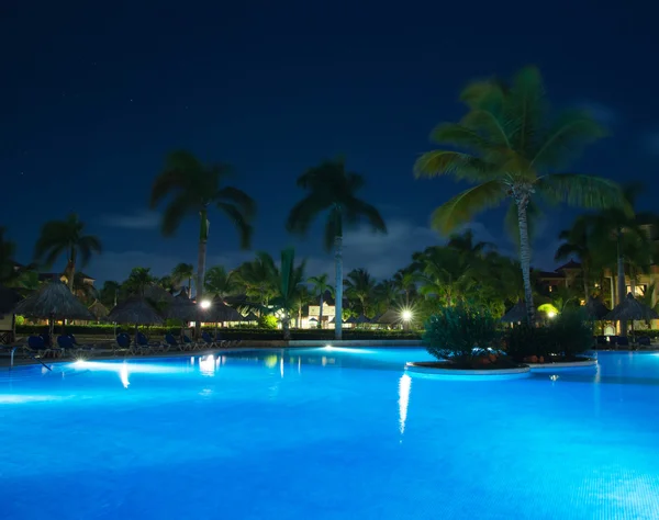Bazén v nočním osvětlení — Stock fotografie