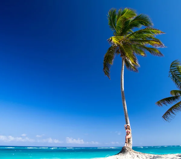 Donna si rilassa sulla spiaggia — Foto Stock