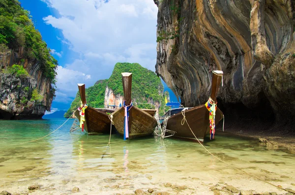 Tropisk strand, båtar — Stockfoto