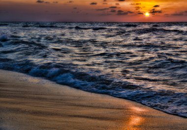 Güzel gün batımı deniz üzerinde ile