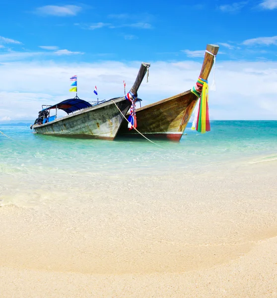 Plage et mer tropicale — Photo