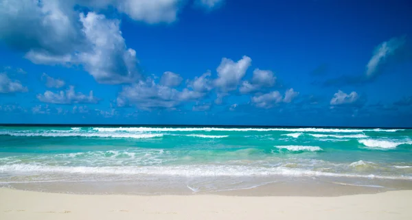 Playa y mar tropical — Foto de Stock