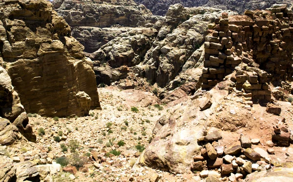 Petra kırmızı kaya oluşumları — Stok fotoğraf