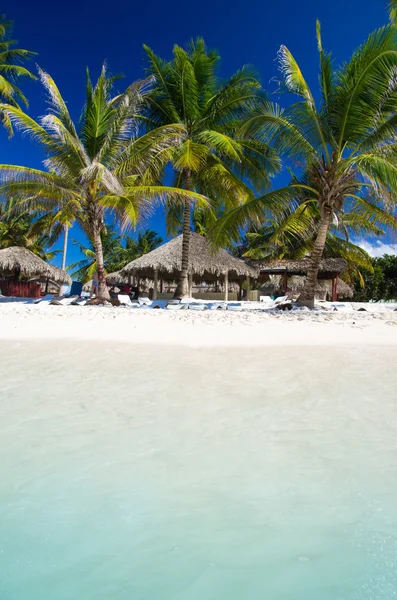 Playa y mar tropical —  Fotos de Stock