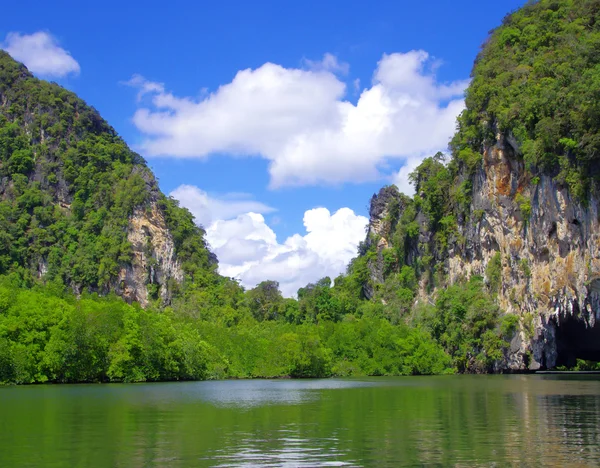 Klippor och hav i Krabi — Stockfoto