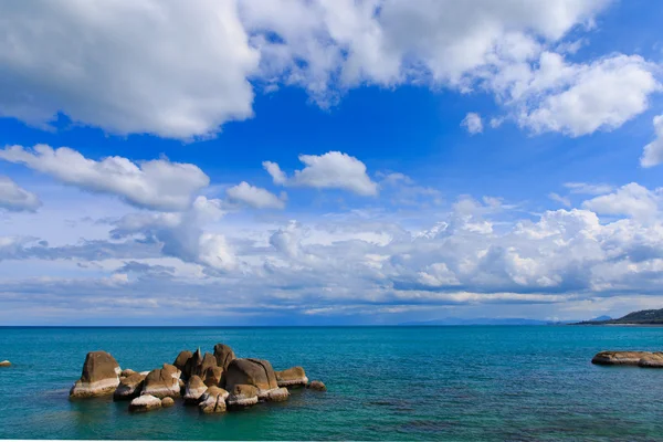 Spiaggia e mare tropicale — Foto Stock