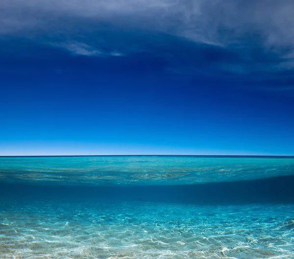 Красивое тропическое море — стоковое фото