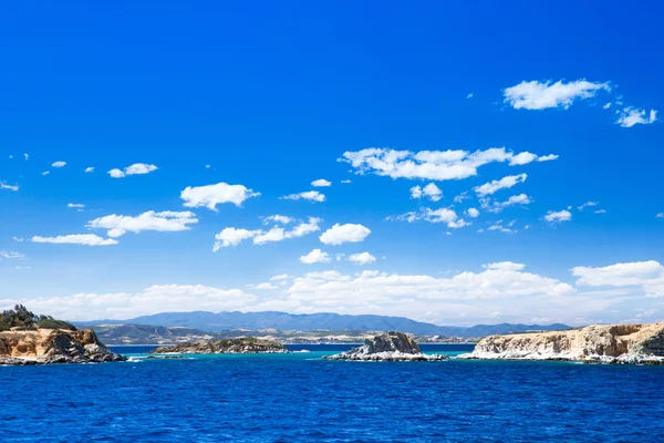 Mare tropicale sotto il cielo blu — Foto Stock