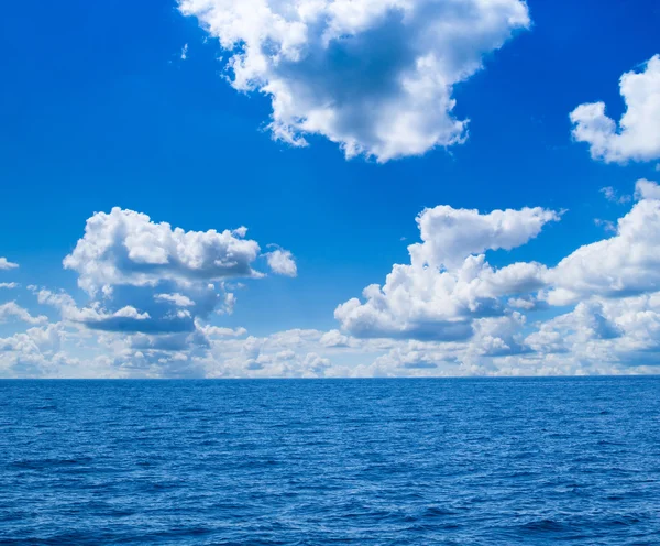 Mare tropicale sotto il cielo blu — Foto Stock