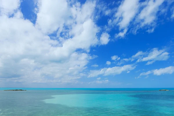 Mar tropical bajo cielo azul — Foto de Stock