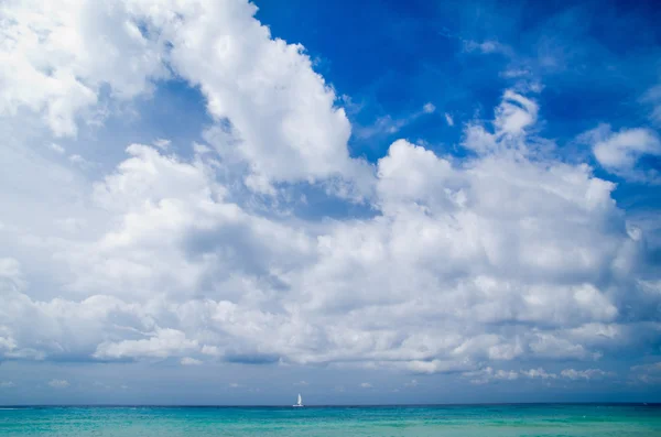 Tropical sea under  blue sky — Stock Photo, Image