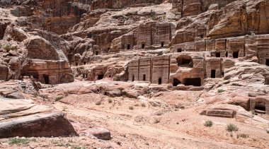 Petra kırmızı kaya oluşumları