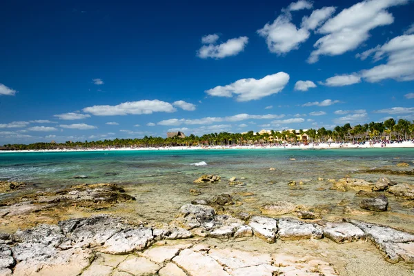 Mare tropicale sotto il cielo blu — Foto Stock