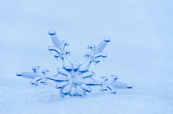 Sneeuwvlok in witte sneeuw — Stockfoto