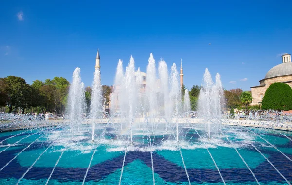 蓝色清真寺和喷泉在伊斯坦布尔 — 图库照片