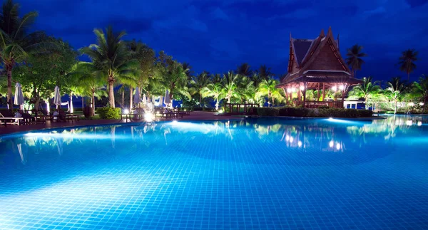 Piscina em iluminação noturna — Fotografia de Stock