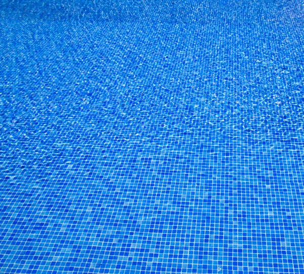 Agua azul de la piscina — Foto de Stock