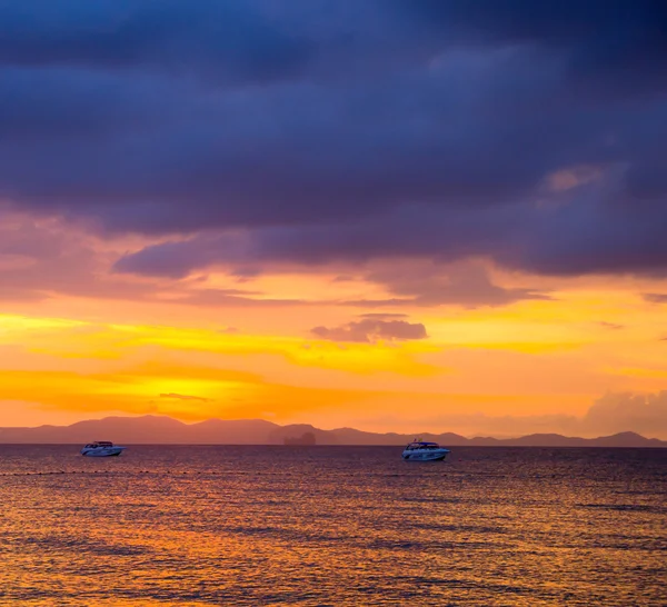 Východ slunce v tropickém moři — Stock fotografie