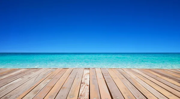 Strand und wunderschönes tropisches Meer — Stockfoto