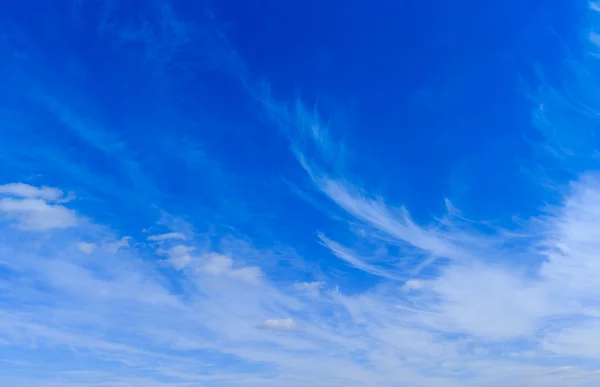 Nuvole nel cielo blu — Foto Stock