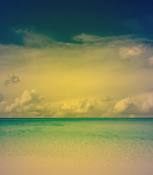 Strand und wunderschönes tropisches Meer — Stockfoto