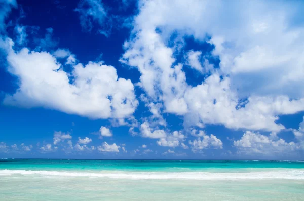 Playa y hermoso mar tropical —  Fotos de Stock