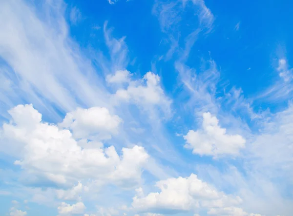 Cielo fondo con nubes — Foto de Stock