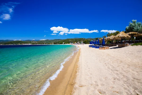 Playa y hermoso mar tropical —  Fotos de Stock