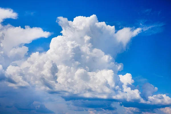 Sky bakgrund med moln — Stockfoto