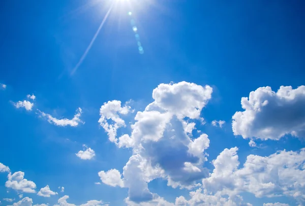 Céu fundo com nuvens — Fotografia de Stock