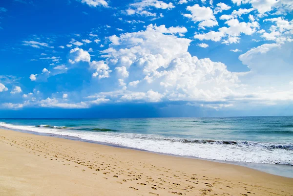 Beach and beautiful tropical sea — Stock Photo, Image